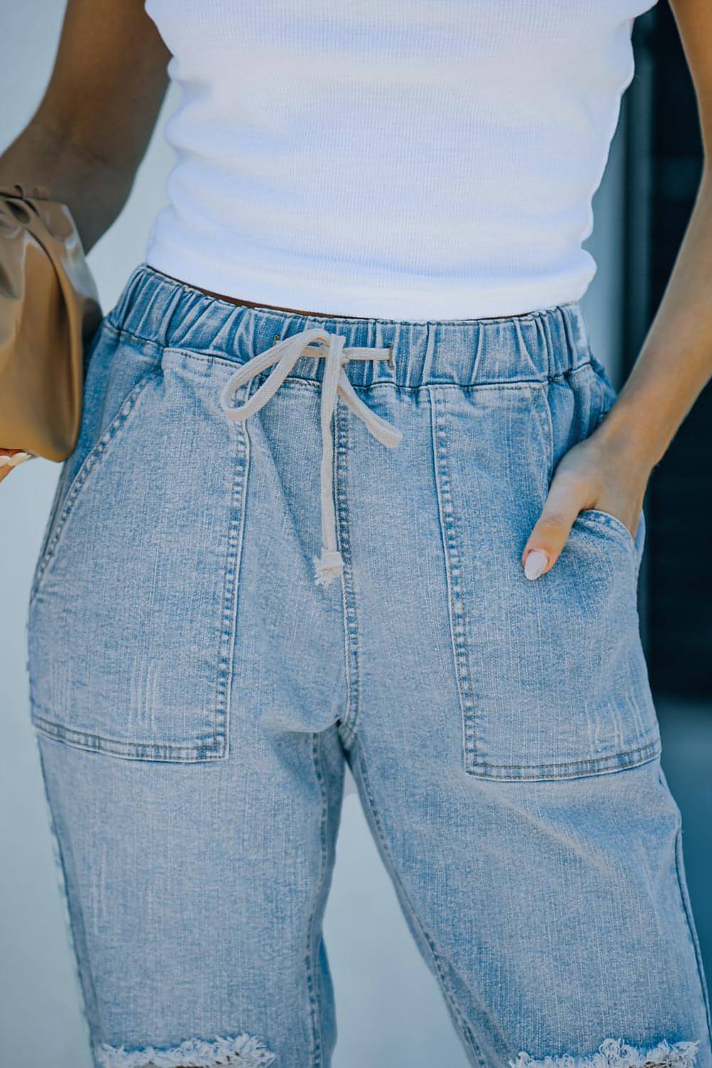 Himmelblaue, geraffte, runde Denim-Jogginghose mit Taschen im Distressed-Look