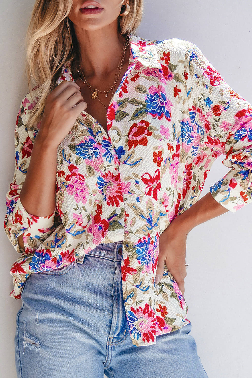 Camisa ajustada con cuello vuelto y botones y estampado floral rojo