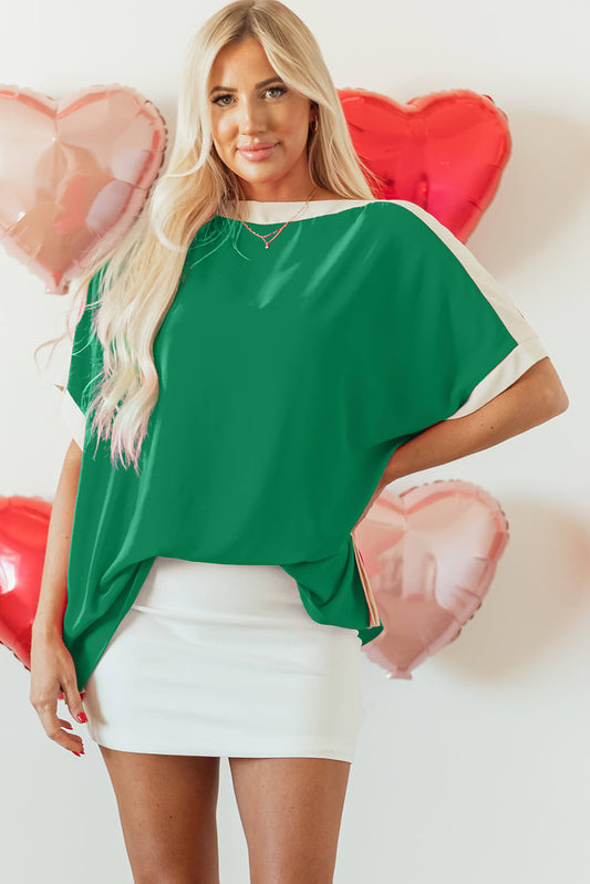 Blusa tipo túnica con cuello barco y bloques de color verde de gran tamaño