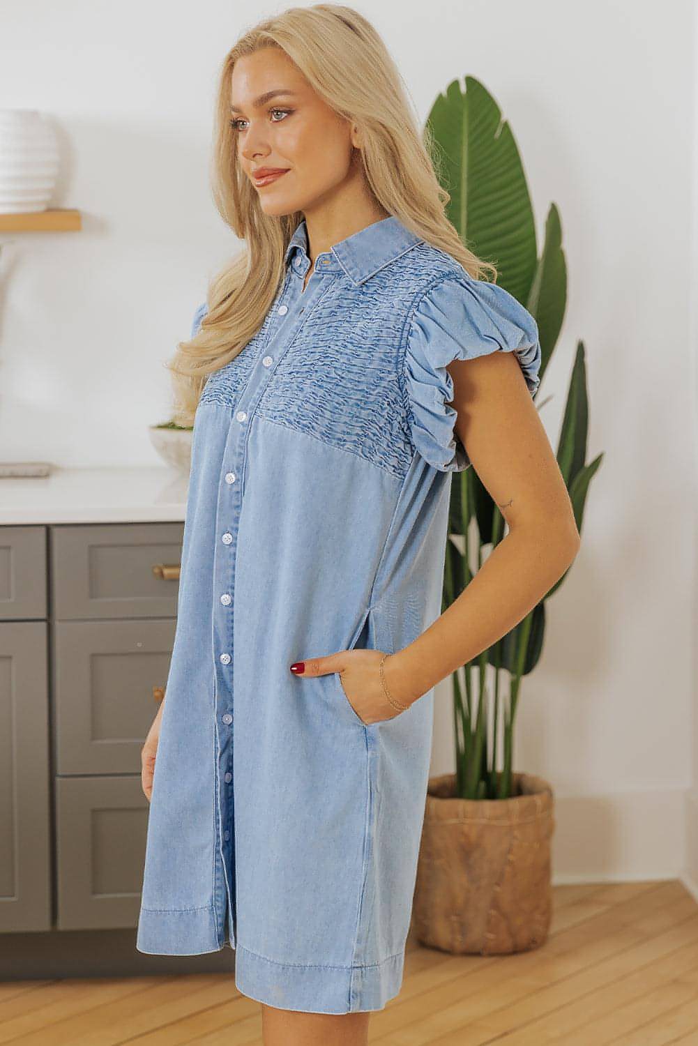 Beau Blue Flutter Sleeve Shirred Detalhe botão de jeans mini vestido