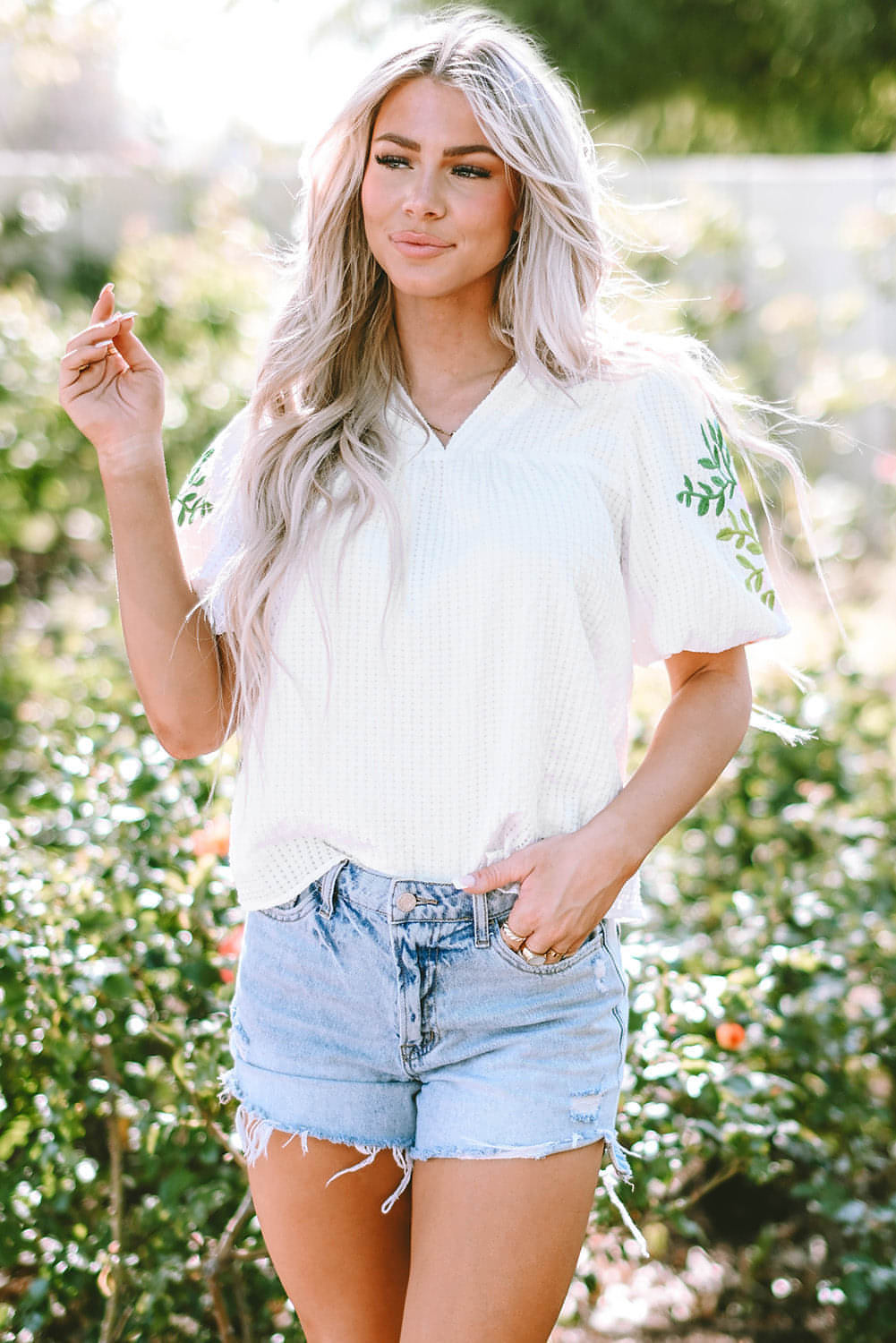 Witte bloemen geborduurde blouse met pofmouwen en ingekeepte hals