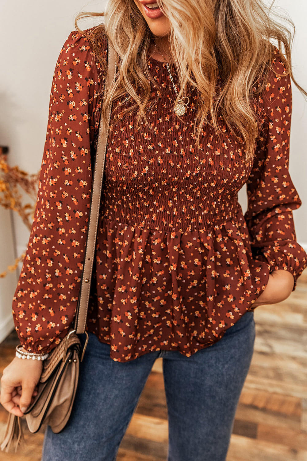 Blusa peplum con volantes y busto fruncido con estampado floral estilo boho