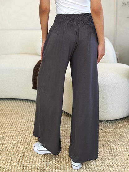 Pantalones de pierna ancha con cintura ancha y fruncido de tamaño completo de Double Take