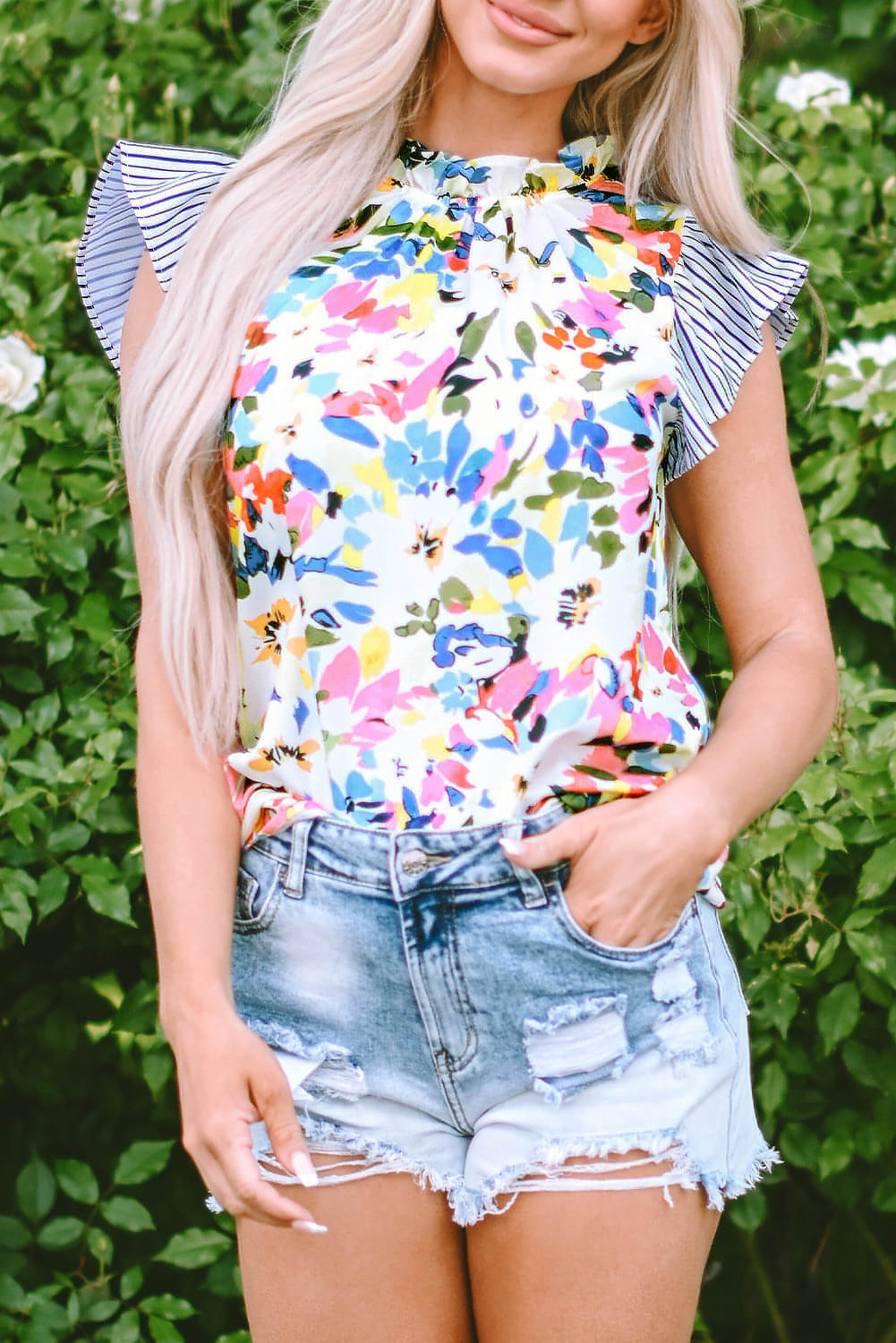 Blusa con mangas con volantes y rayas con estampado floral en azul claro