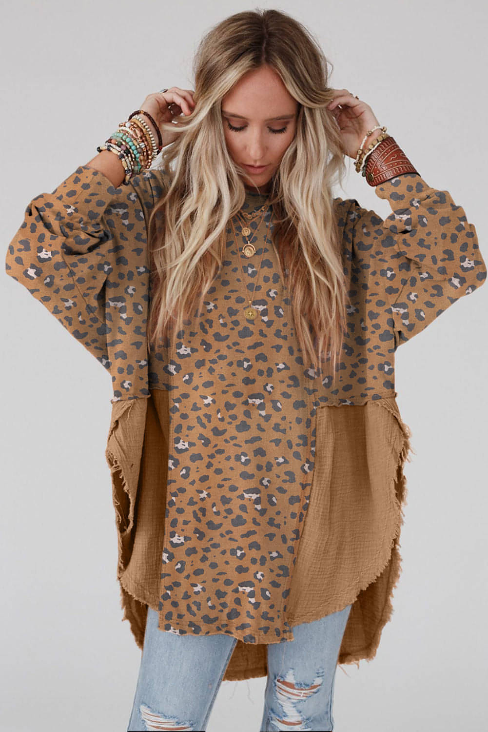 Blusa de retalhos de leopardo de borda crua de borda marrom