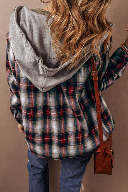 Chaqueta con capucha, botones y bolsillo en el pecho con estampado de cuadros rojos