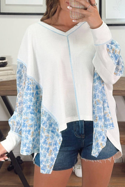 Camicetta con scollo a V con maniche a pipistrello e patchwork floreale astratto bianco