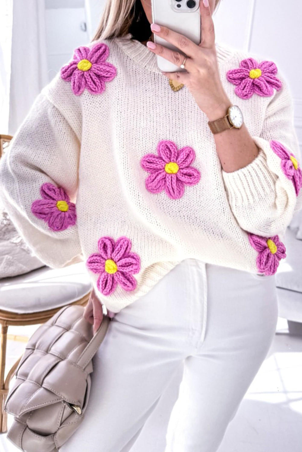 Suéter de punto grueso tejido a crochet con flores blancas