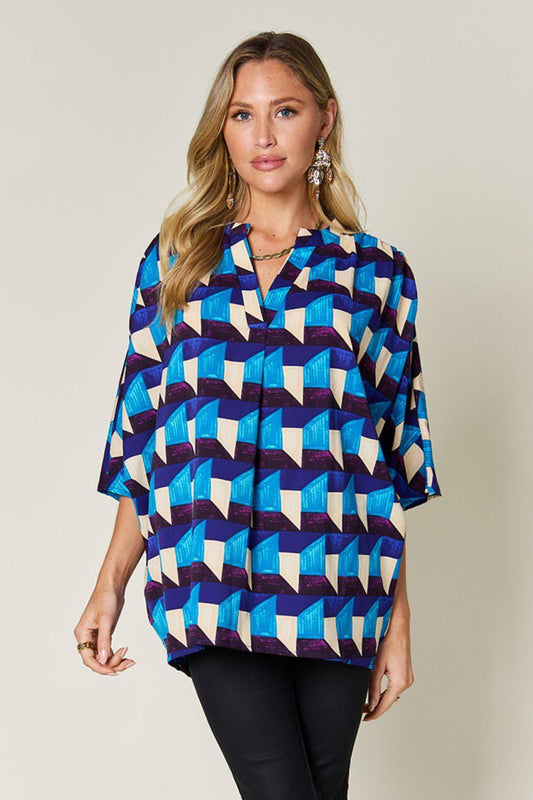 Double Take – Geometrische Bluse mit halblangen Ärmeln und Einkerbungen in voller Größe