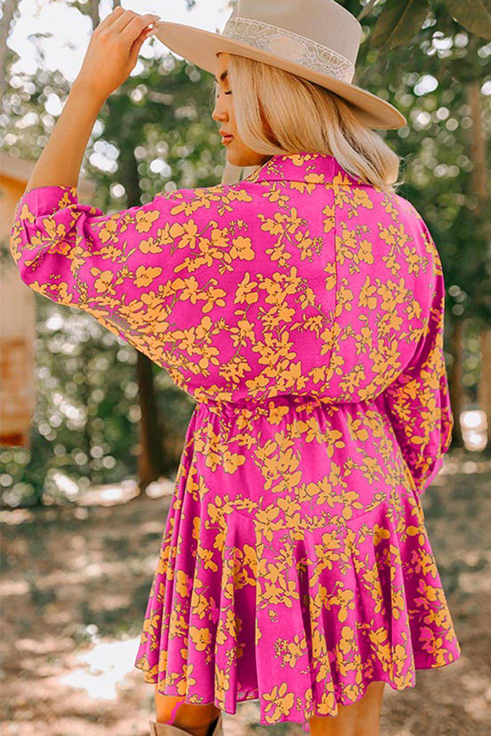 Vestido túnica corto fluido con cordón y estampado floral rosa