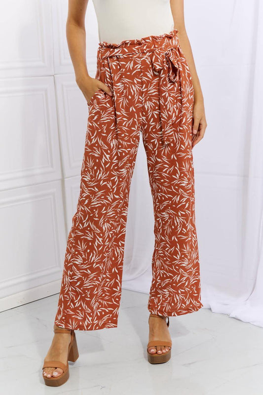 Pantalones con estampado geométrico de tamaño completo en ángulo recto de Heimish en rojo y naranja