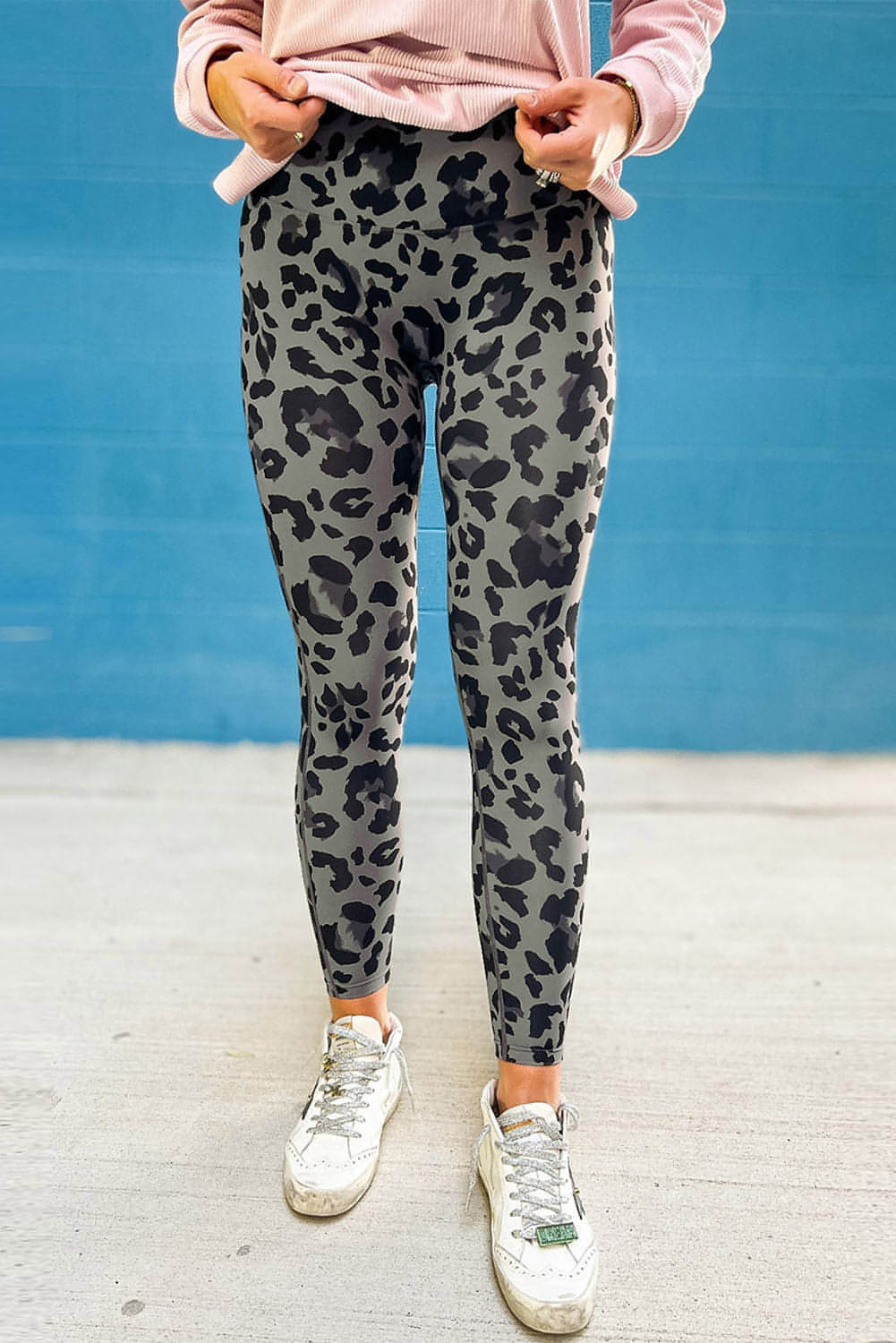 Graue klassische Leopardendruckaktive Leggings