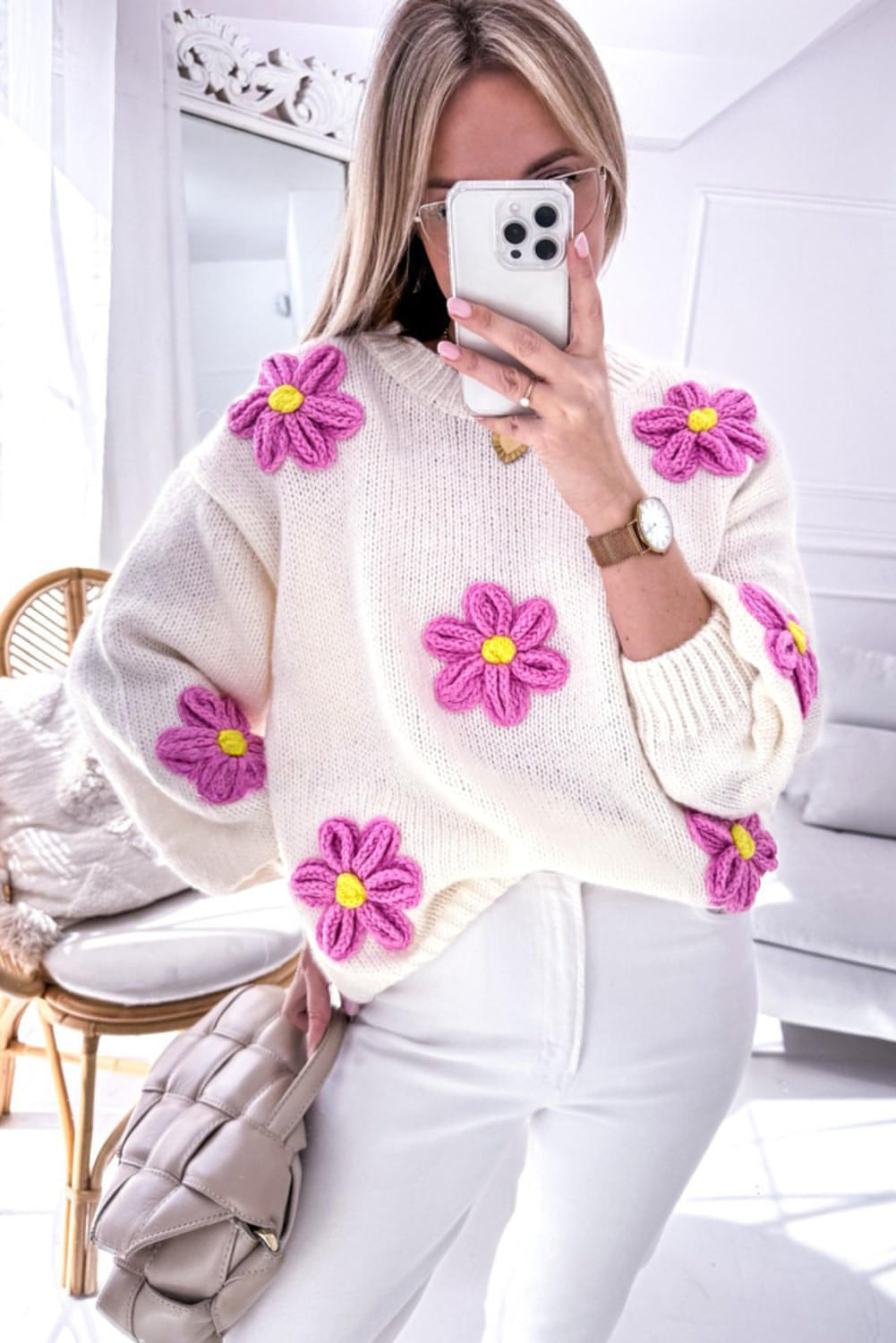 Suéter de punto grueso tejido a crochet con flores blancas