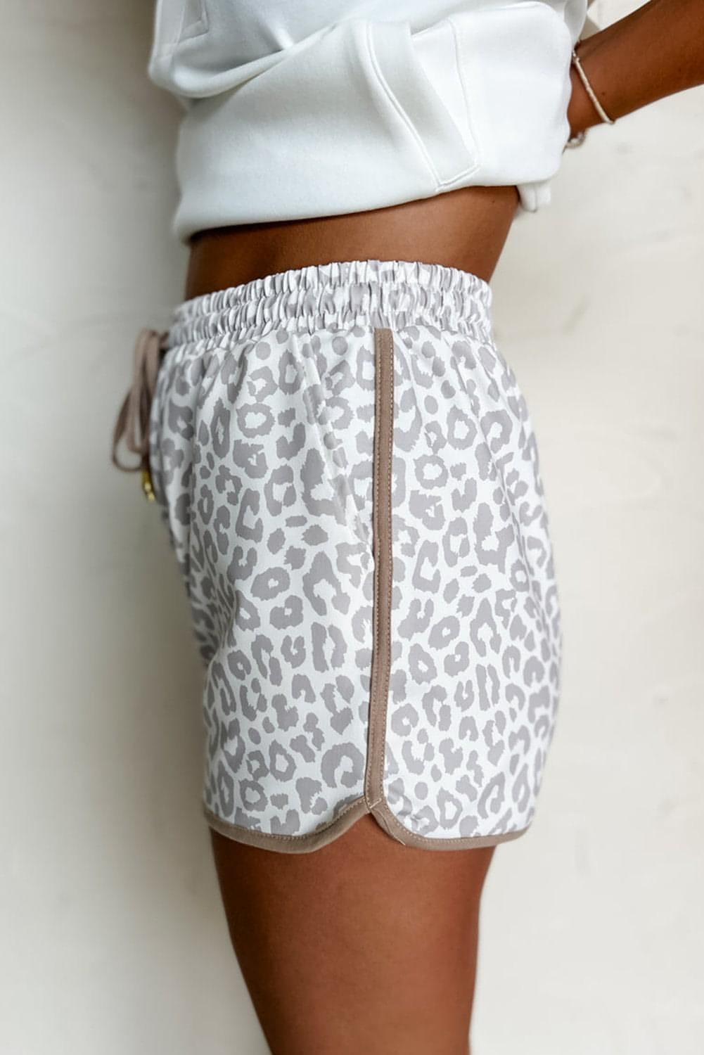 Witte luipaard elastische taille veter contrast trim casual shorts