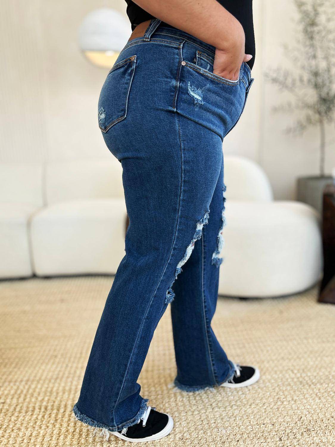 Jeans Judy blu a grandezza naturale a vita media con orlo grezzo invecchiato