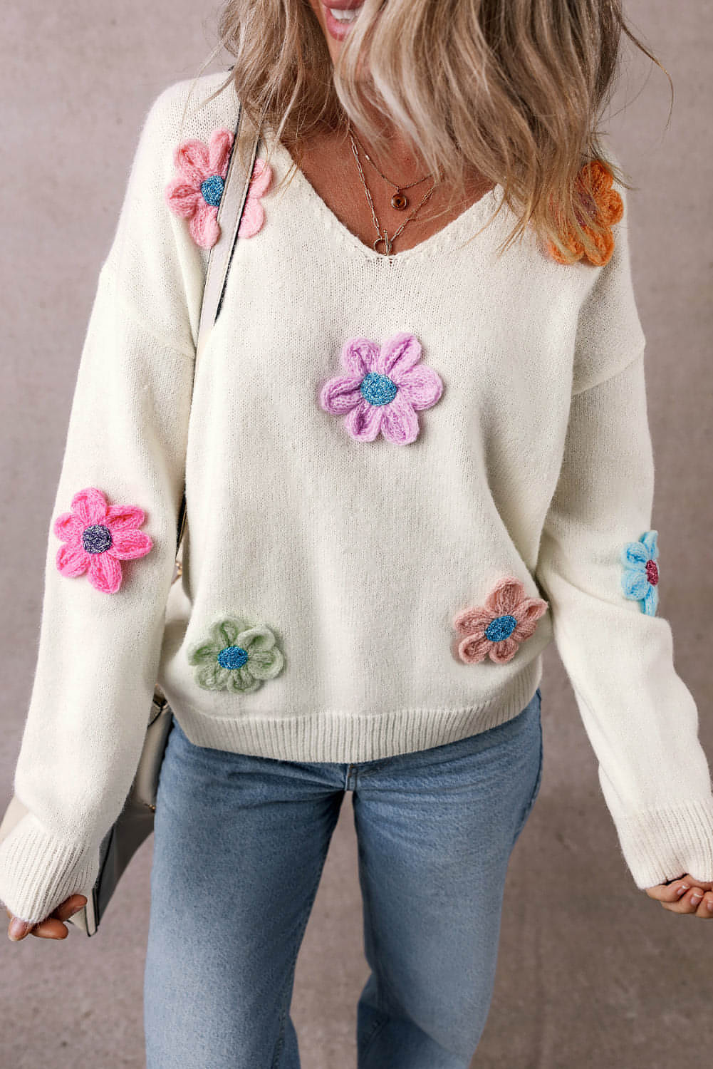 Pull blanc à col en V et fleurs au crochet