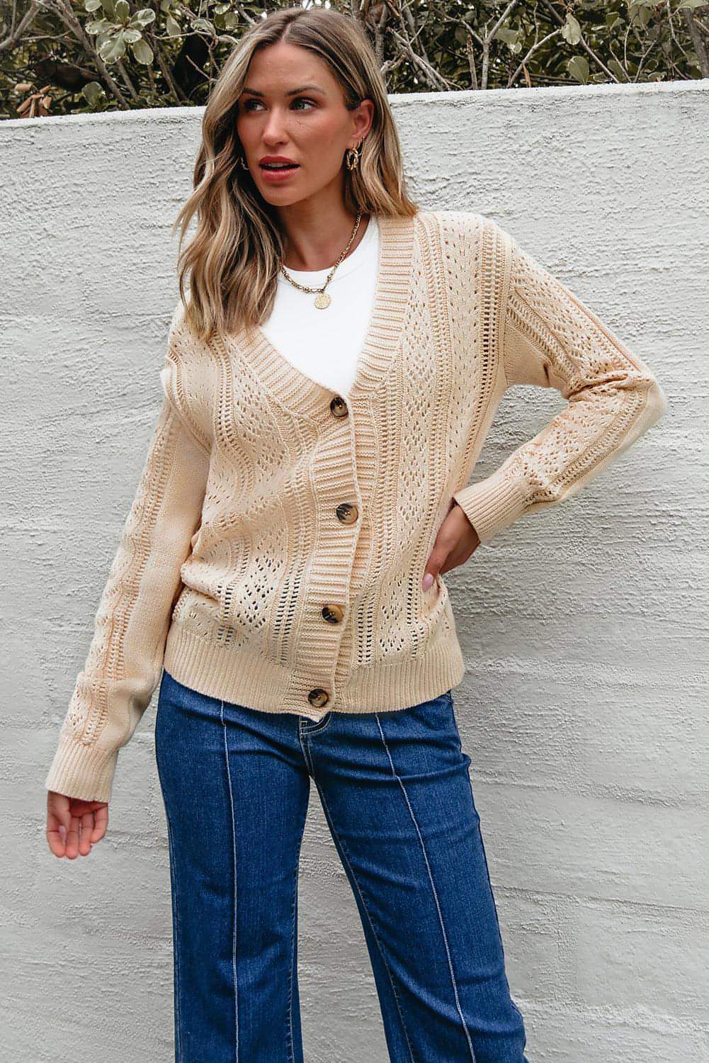 Cardigan maglione con spalle scoperte in maglia aperta beige