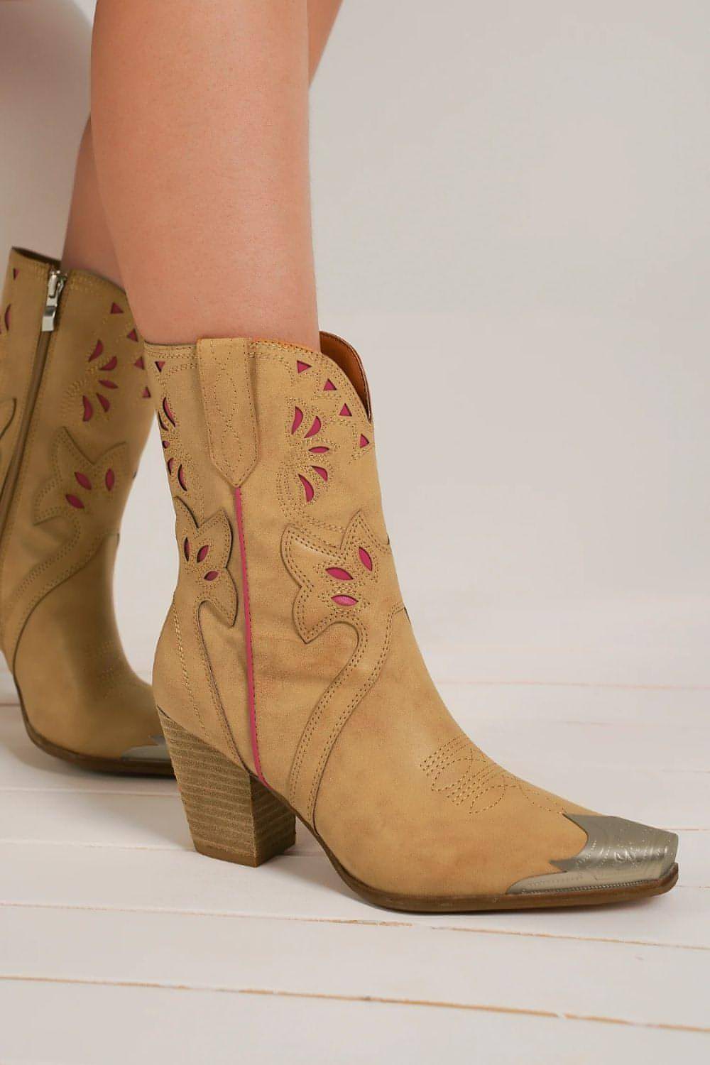 Botas con bordados florales recortados de Beast Fashion