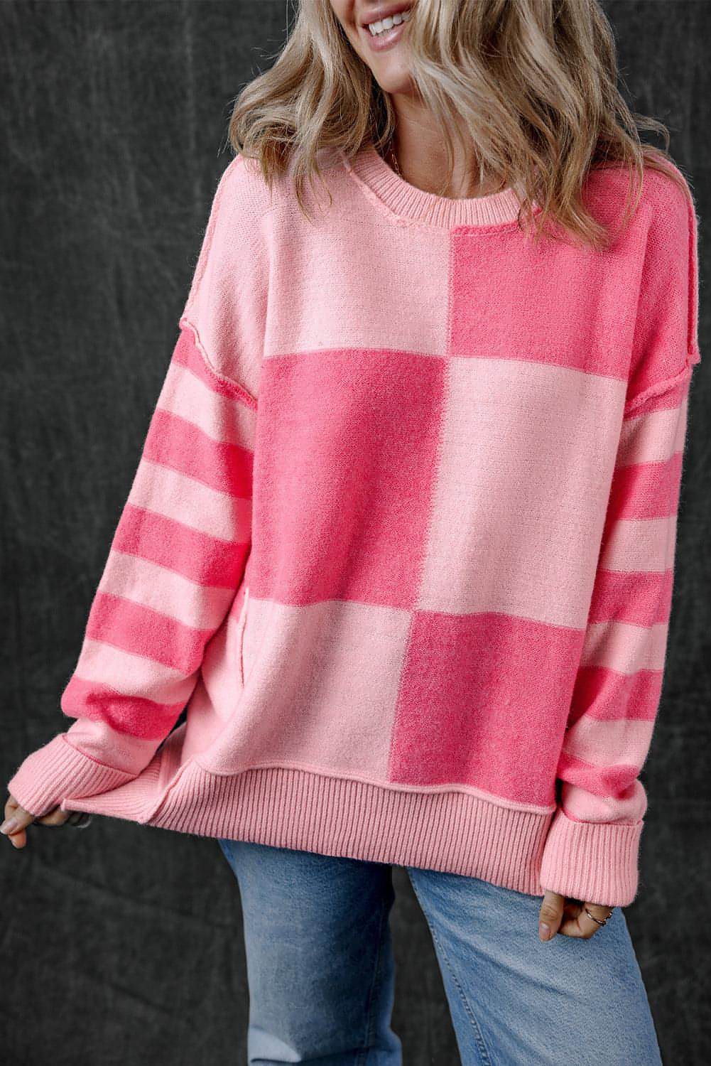 Maglione sciolto alto basso a righe color block a quadretti rosa