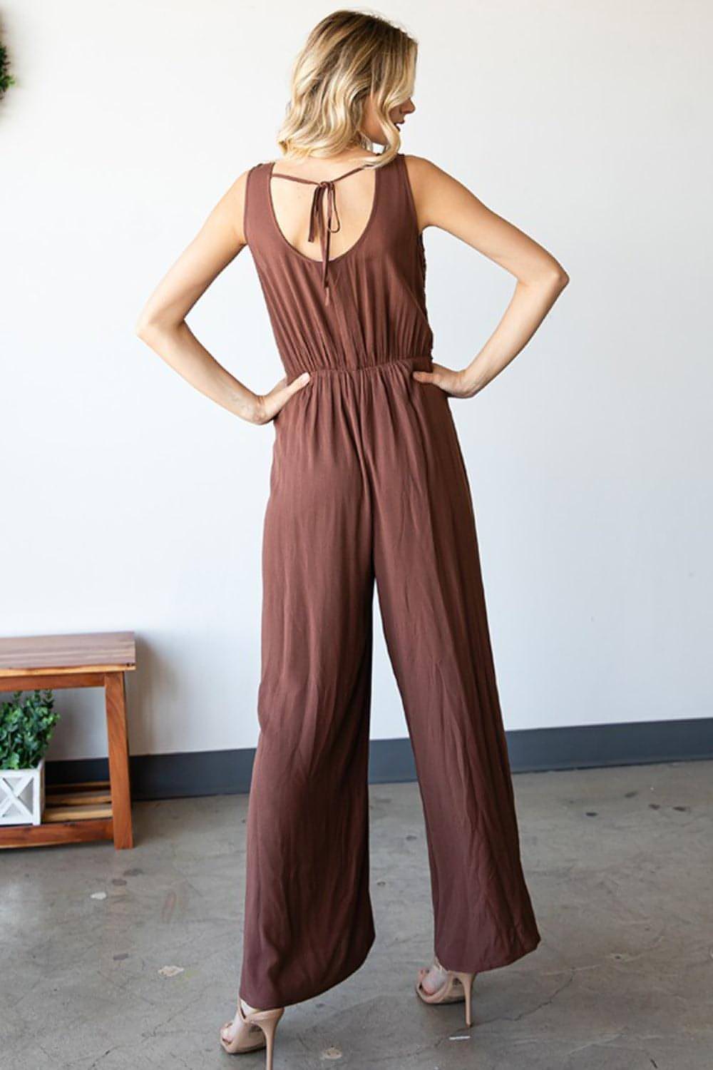 First Love – Ärmelloser Jumpsuit mit weitem Bein und Bindeband hinten und Schlitz