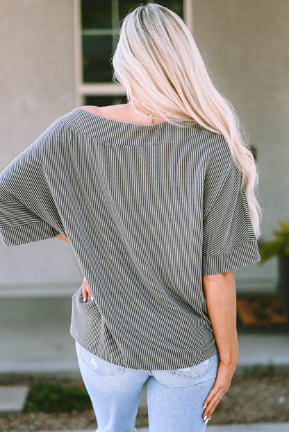 Blusa gris con cuello barco y mangas murciélago con cordón