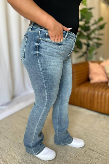 Judy Blue – Bootcut-Jeans in voller Größe mit mittlerer Leibhöhe