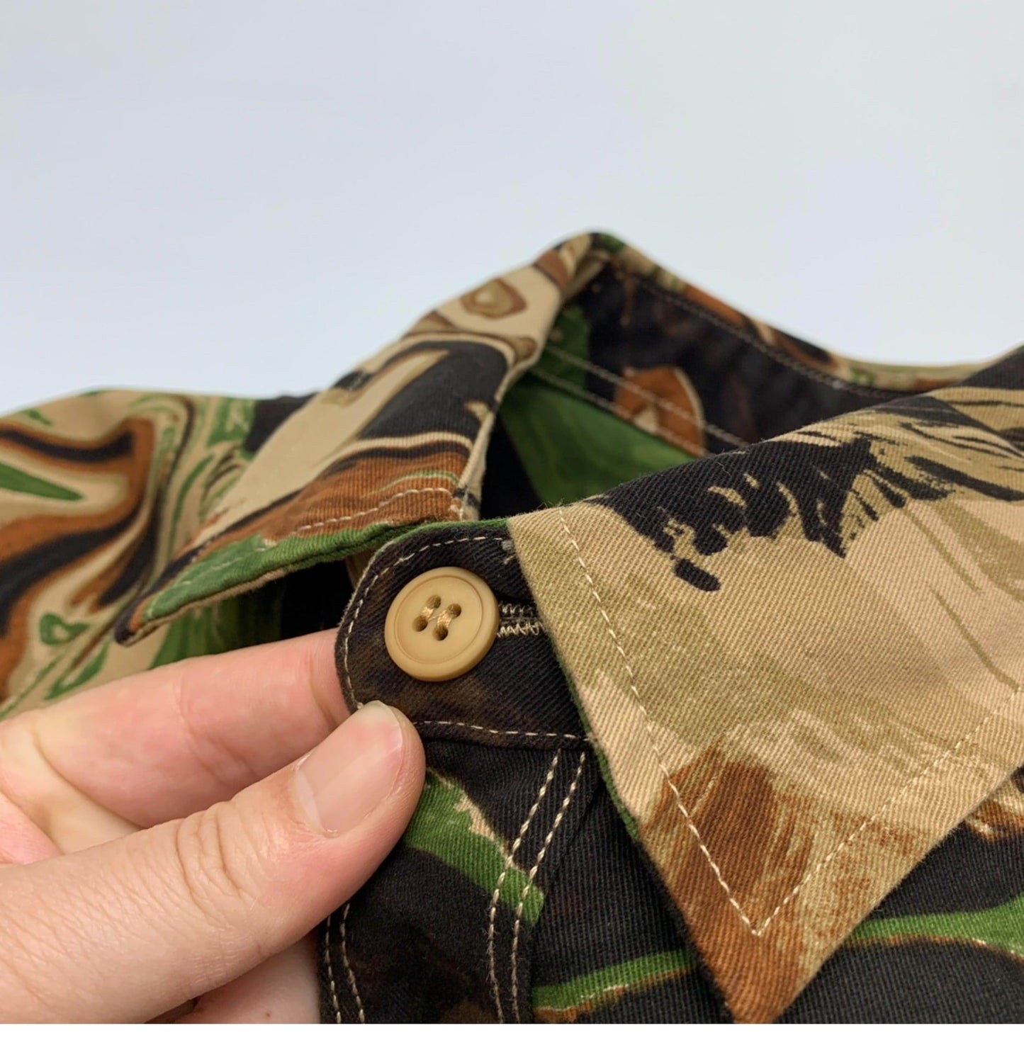 Hermosa camisa de vestir de camuflaje para hombre