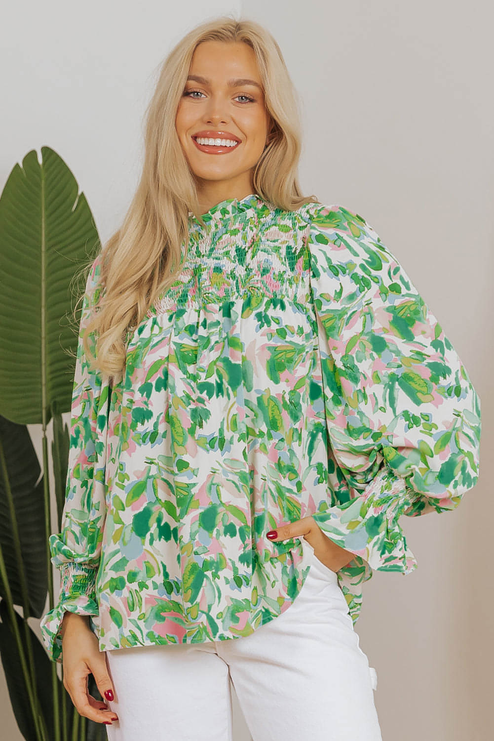 Groene groene blouse met bedrukte volantmouwen en gesmokte hals