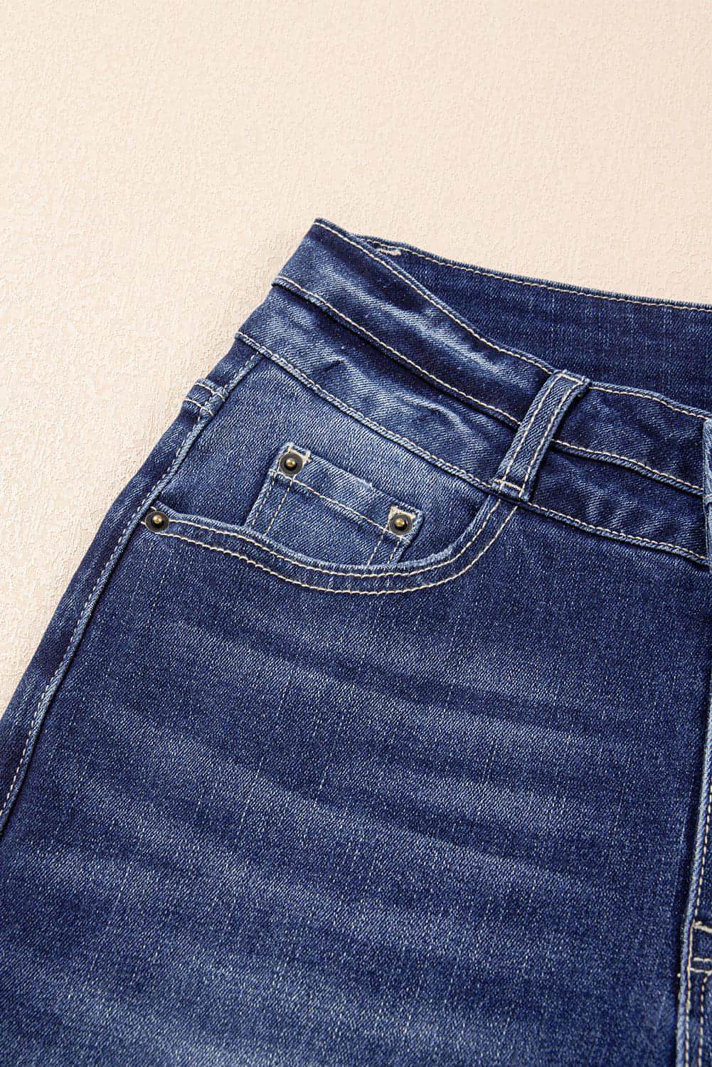 Jeans svasati blu vela a vita alta con doppio bottone effetto consumato e orlo grezzo