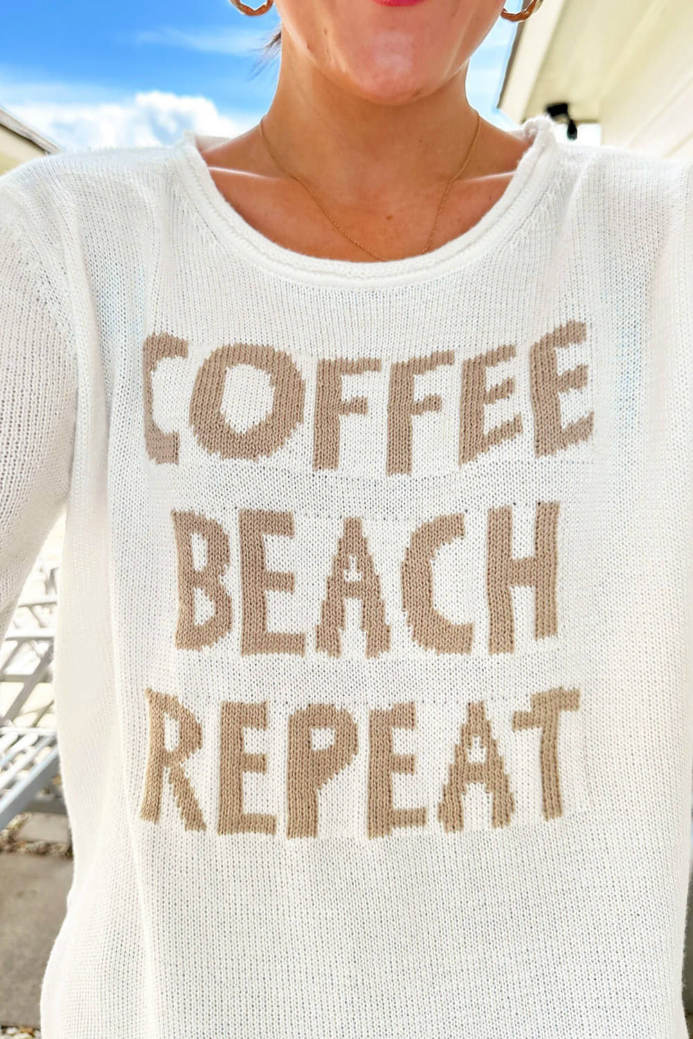 Weißer Pullover mit COFFEE BEACH REPEAT-Grafik