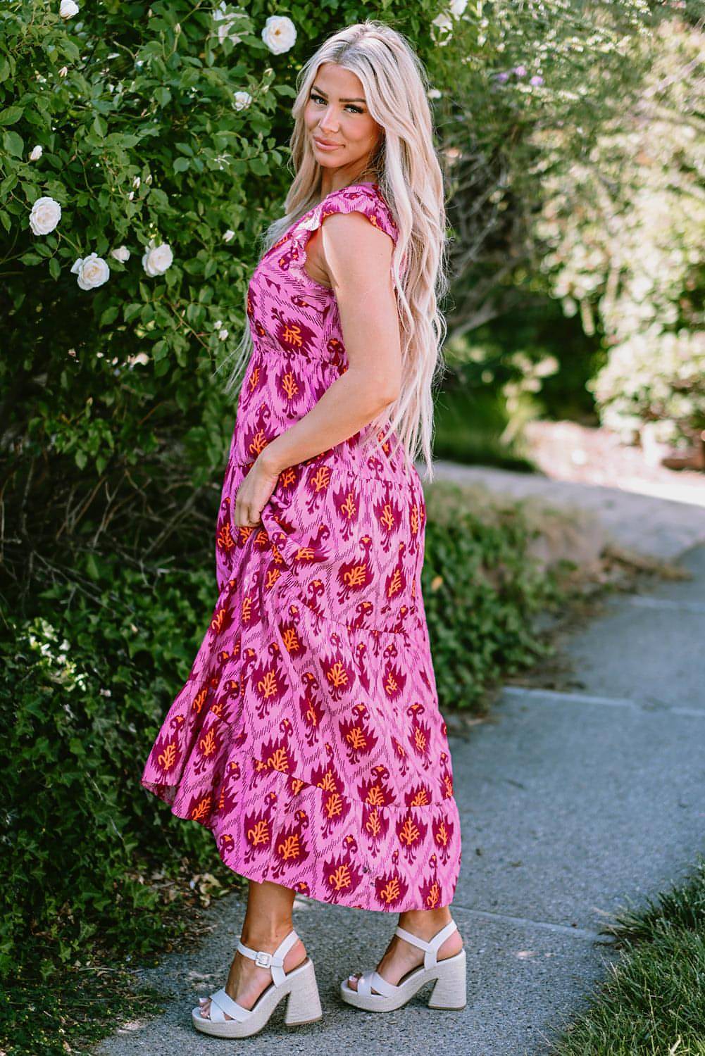 Maxikleid mit Bonbon-Retro-Print, verdrehter Vorderseite und Rüschenärmeln