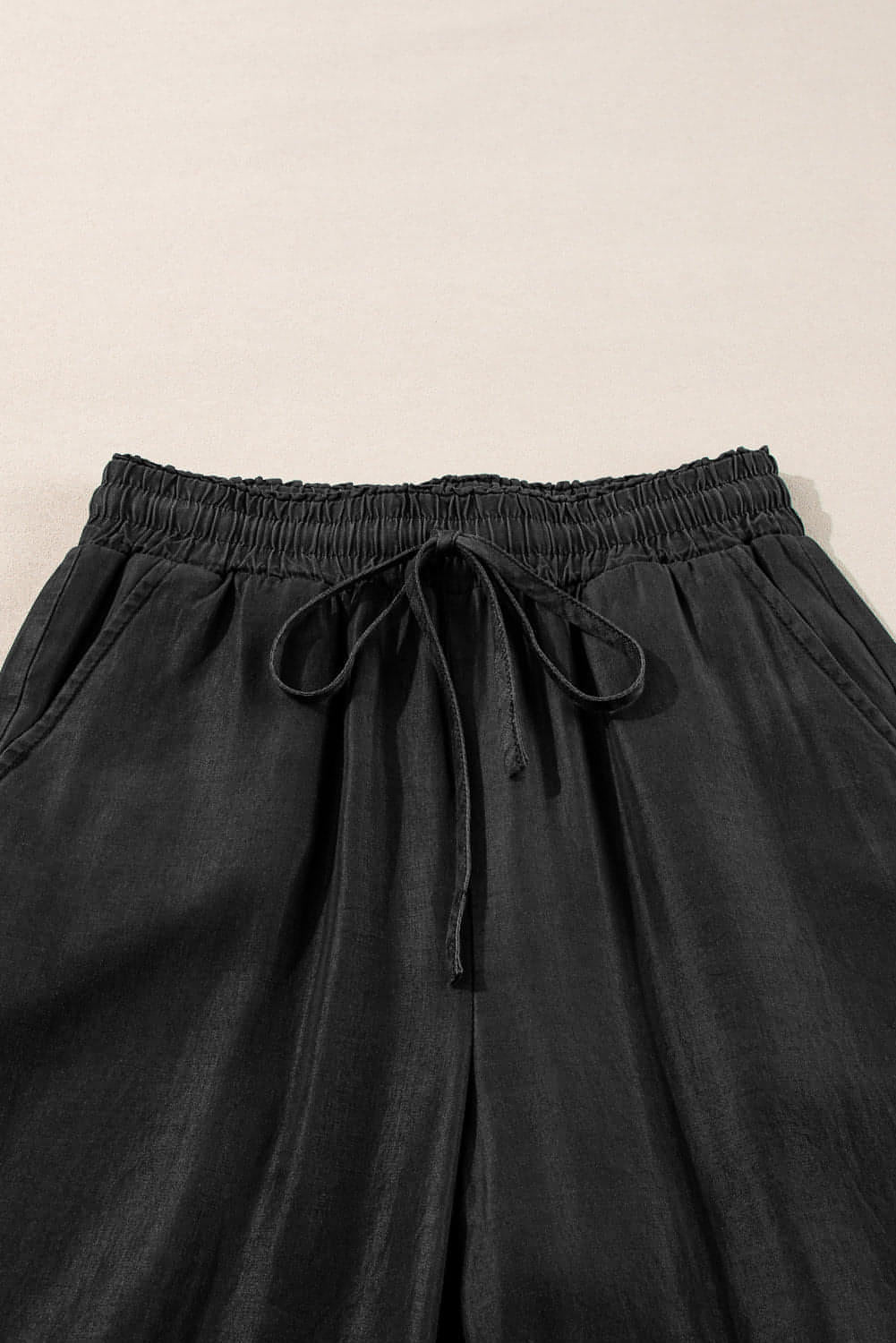 Calça jeans de perna larga de cintura alta de cordão preto