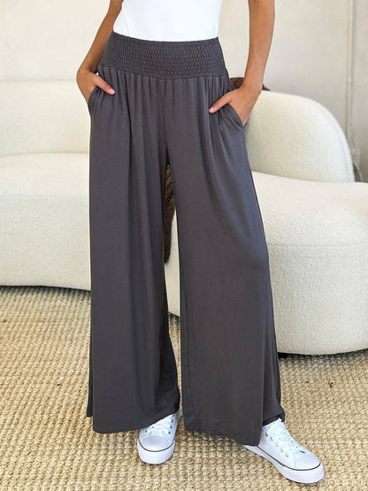 Pantalones de pierna ancha con cintura ancha y fruncido de tamaño completo de Double Take