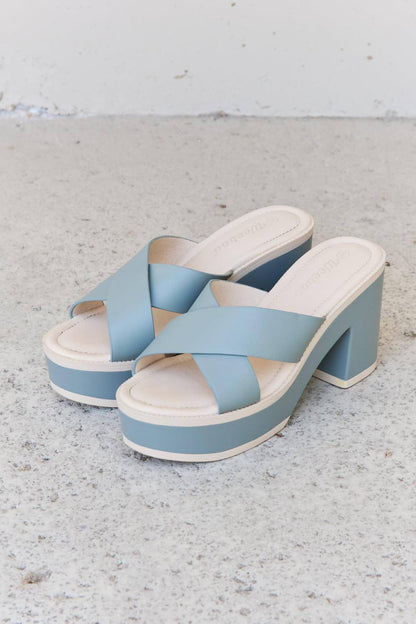 Sandalias de plataforma en contraste Cherish The Moments de Weeboo en azul brumoso