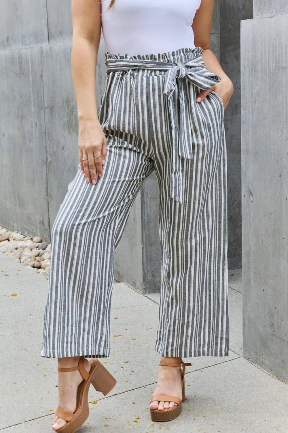 Pantalones culotte a rayas con cintura paperbag de tamaño completo Find Your Path de Heimish