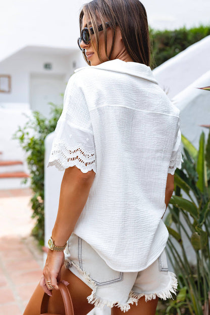 Blusa de cuello en V con mangas empalmadas y encaje arrugado blanco