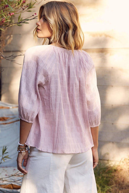 Blusa con cuello anudado y textura en febrero