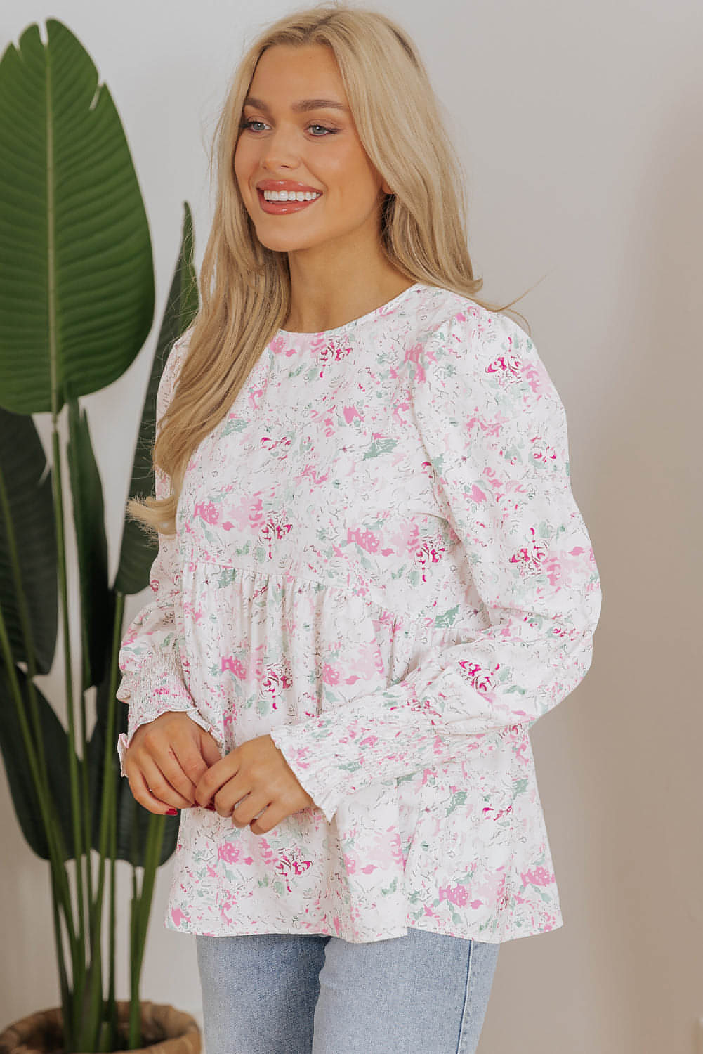 Roze bloemenprint gesmokte babydollblouse met ballonmouwen en sleutelgat aan de achterkant