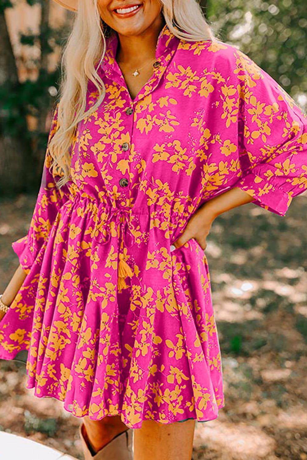 Vestido túnica corto fluido con cordón y estampado floral rosa