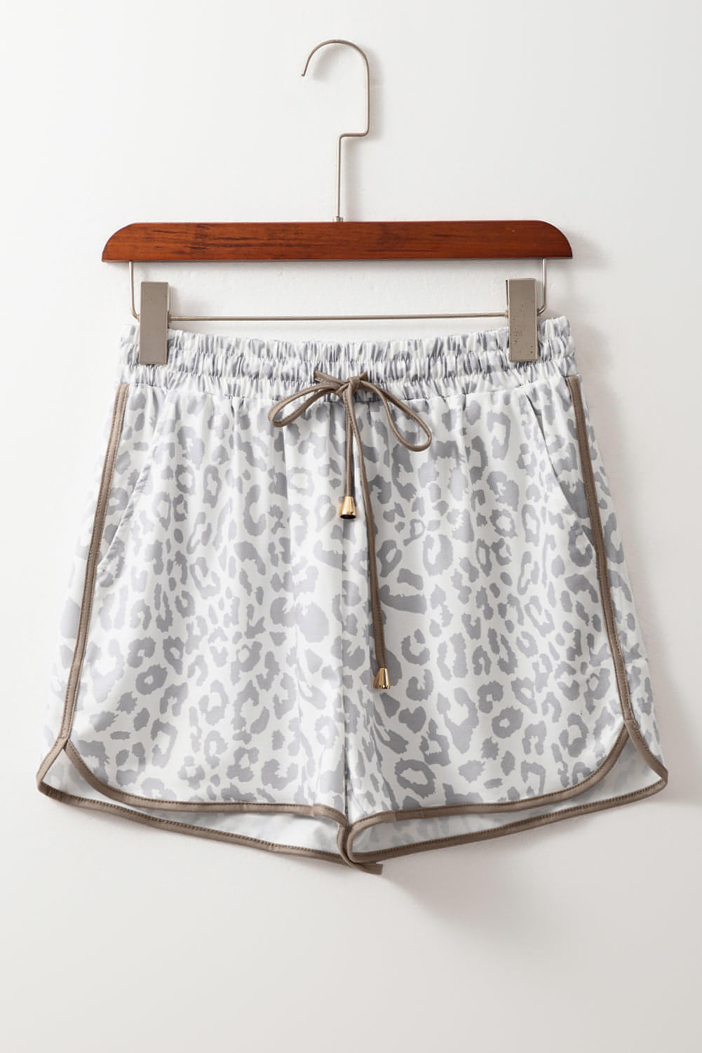 Pantalones cortos casuales con cintura elástica y ribete en contraste y cordones de leopardo blanco