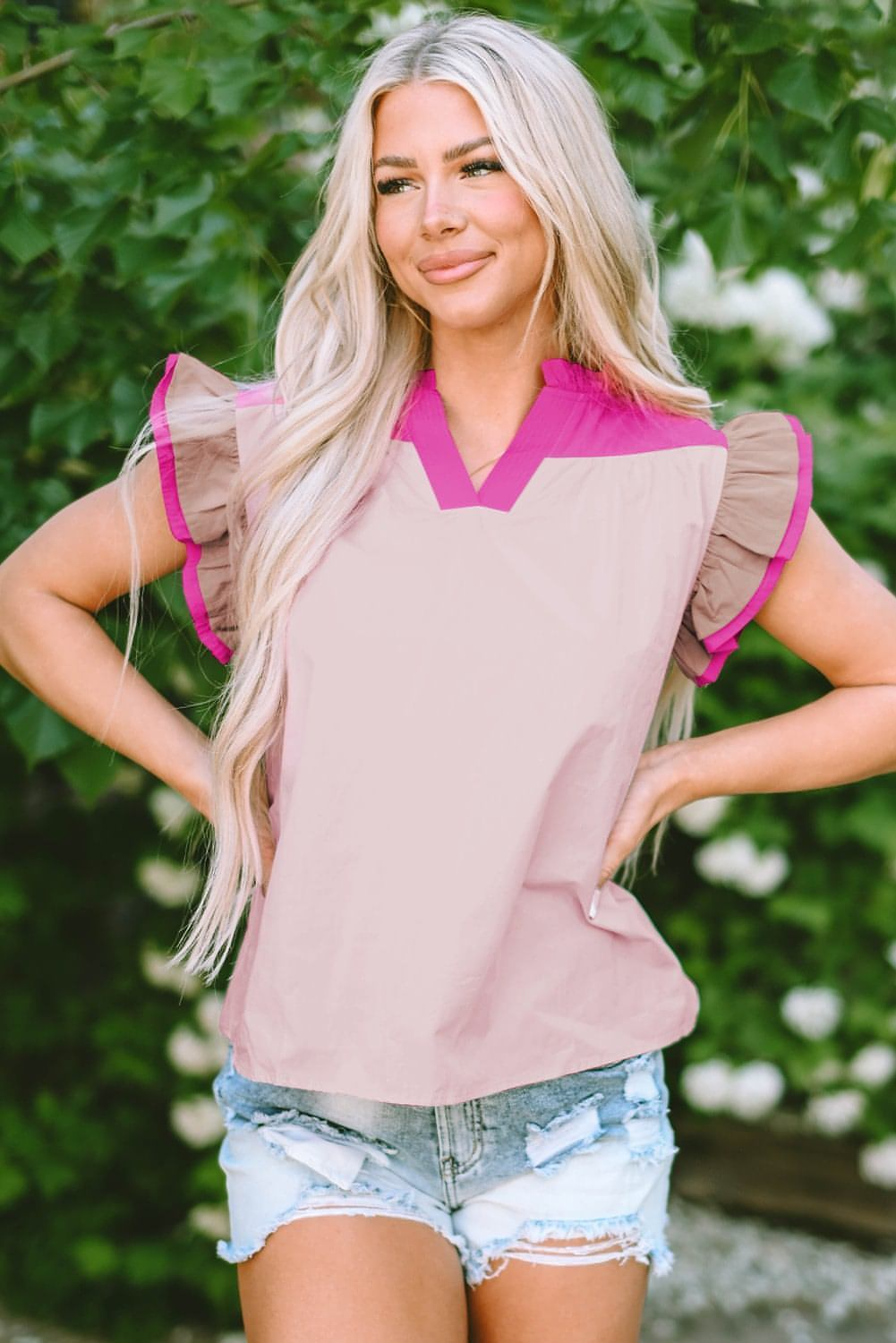 Blusa con escote en V y mangas con volantes y bloques de color rosa