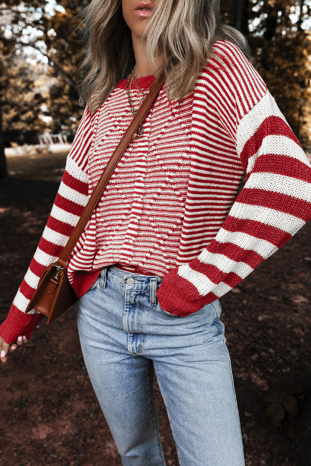 Maglione con spalle scese strutturate geometriche a righe rosse