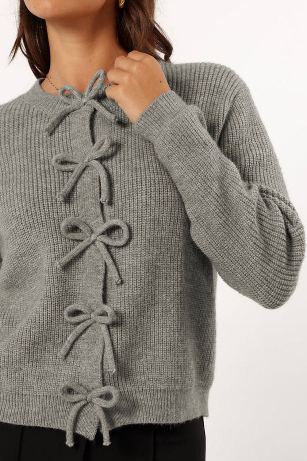 Cardigan con bottoni sul davanti con fiocco in maglia a coste grigio filippino