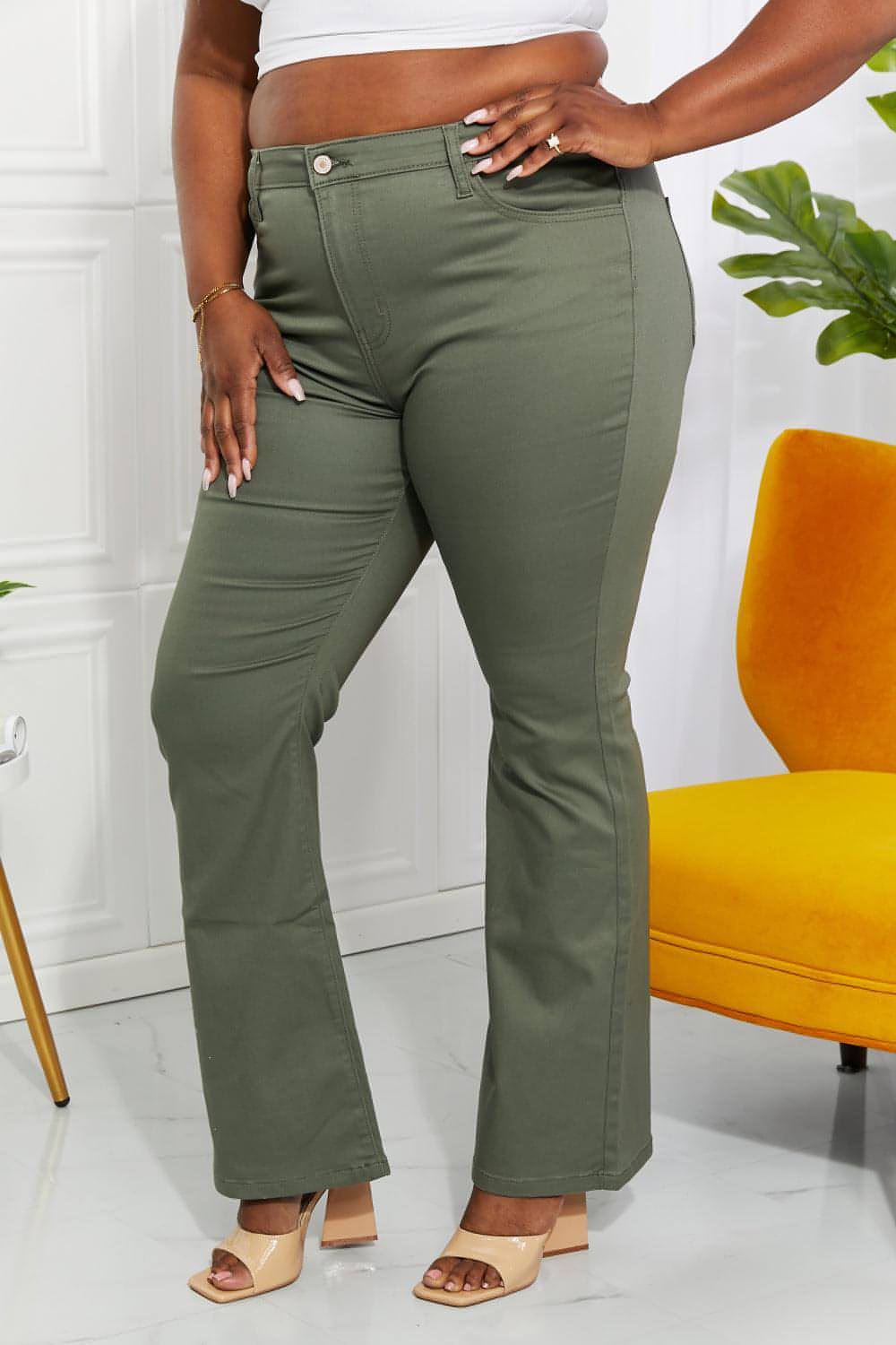 Zenana Clementine Full Size High-Rise Bootcut Jeans i Olive