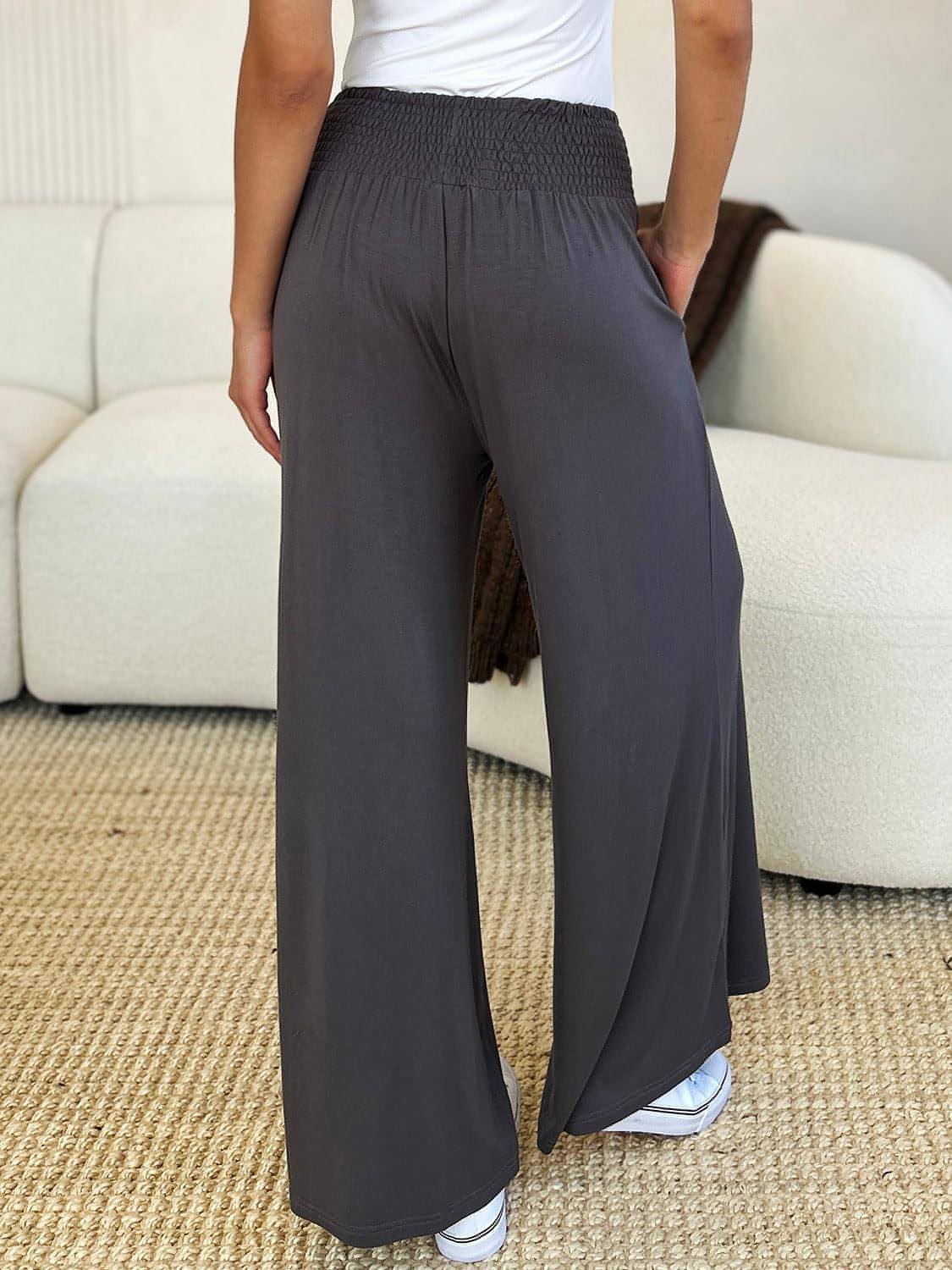 Pantalones de pierna ancha con cintura ancha y fruncido de tamaño completo de Double Take