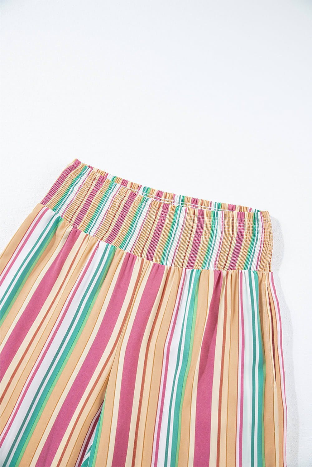 Pantalones de pierna ancha y cintura alta con frunces y rayas multicolores