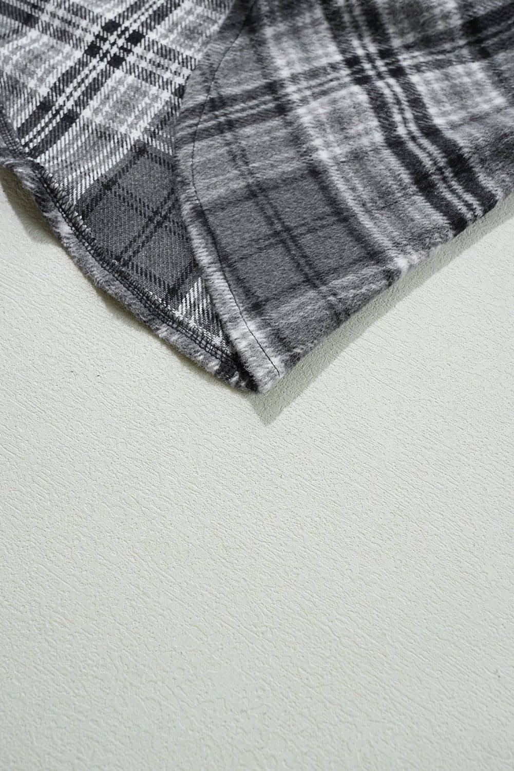 Black Plaid -Druckklappe Taschen kontrastieren Kapuze mit loser Shacket