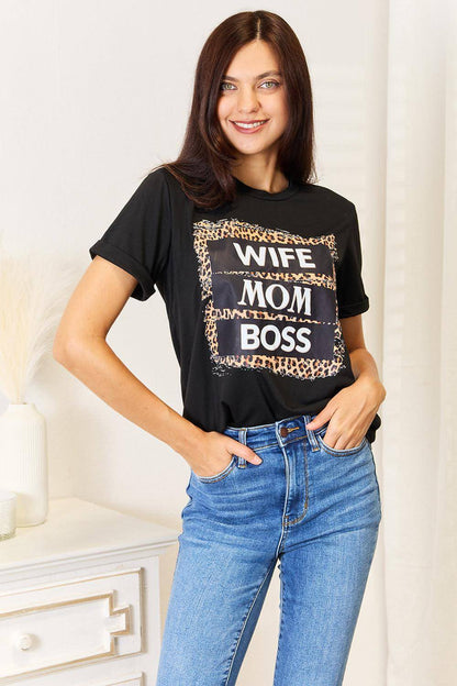 Camiseta con estampado de leopardo con el mensaje "Simplemente amor, esposa, mamá, jefe"