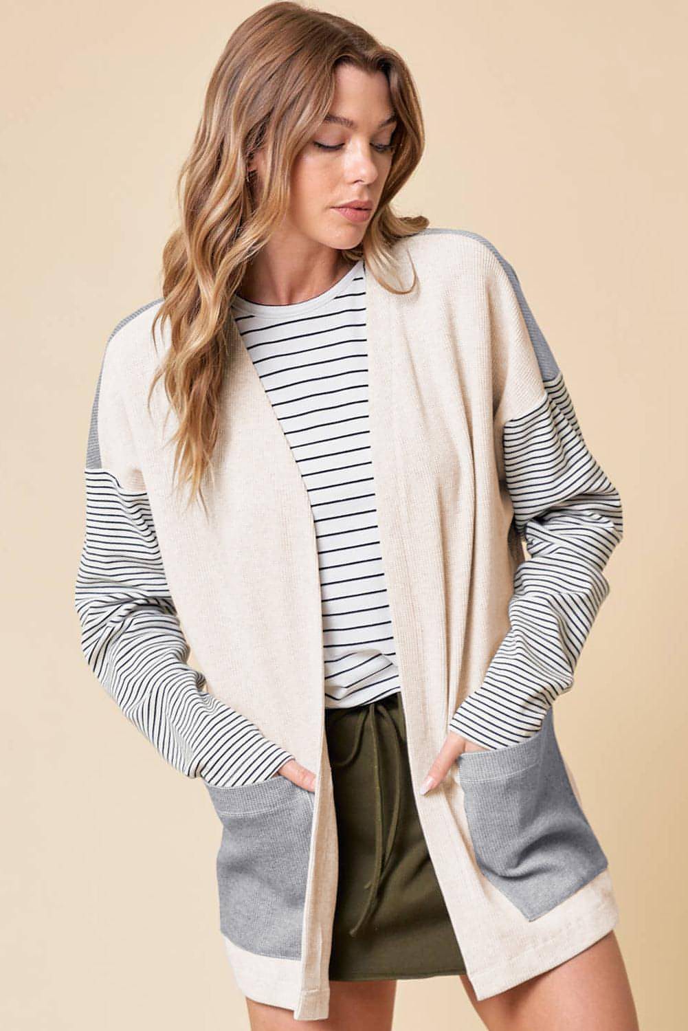 Cardigan anteriore aperto patchwork colorblock a righe nere con tasca