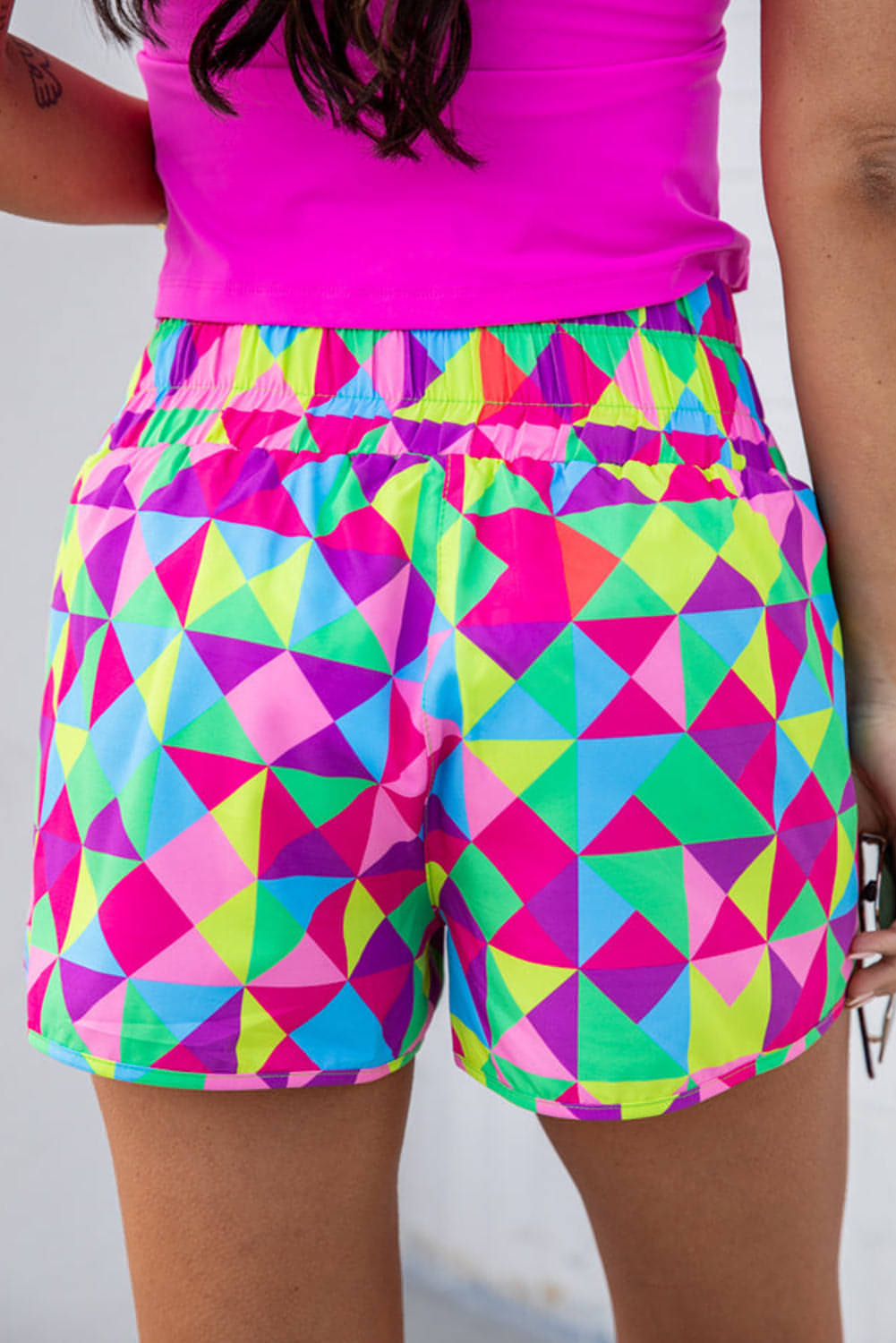 Mehrfarbige, geometrische Sportshorts mit hoher Taille